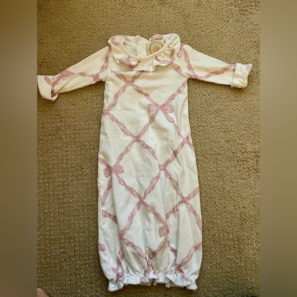 The Beaufort Bonnet Company Pink Belle Meade Bow Print size 0-3 gown